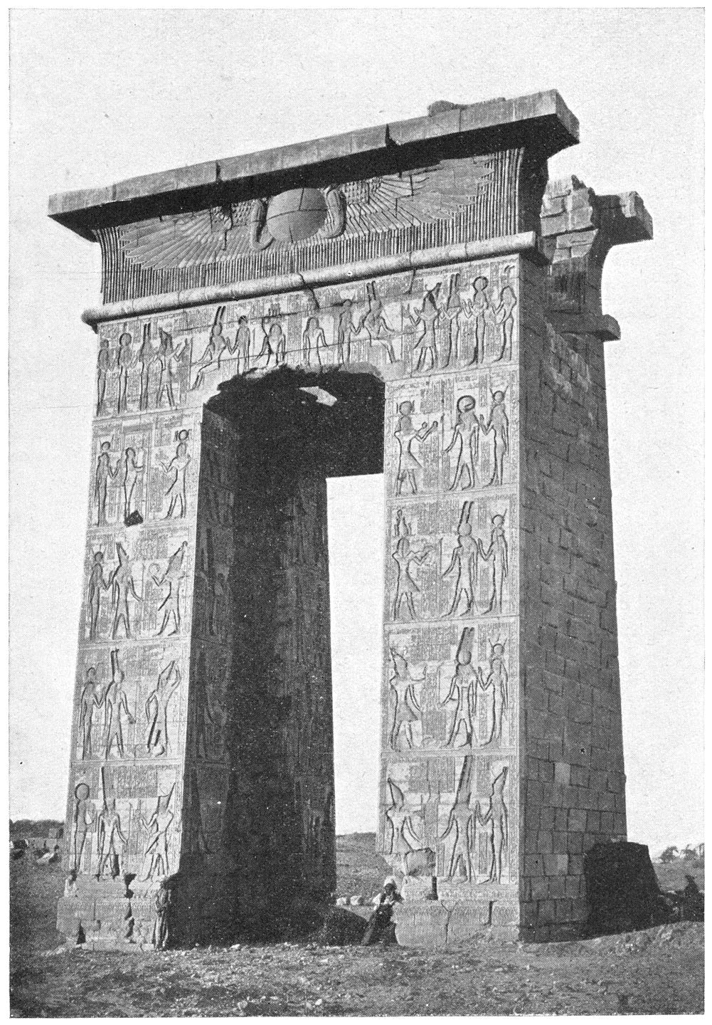 Hoofdingang van den tempel te Karnak.